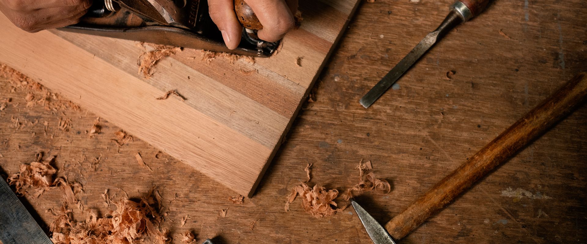 建築現場で作業する職人の姿